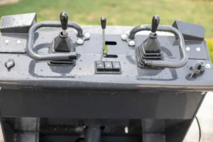 yz-t390-mini-track-skid-steer-hydraulic-lift-cylinder-detail