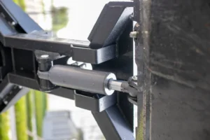yz-t390-mini-track-skid-steer-hydraulic-lift-cylinder-detail