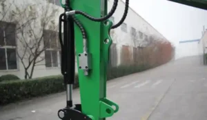 The hydraulic attachment features a quick connector and a hydraulic oil buffer, ensuring smoother, more stable, and gentler hydraulic oil flow.