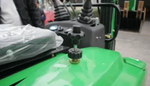 Twisting the throttle makes it easier to control the power.