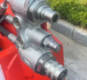 Auxiliary hydrauliclines are routedinsidethe loaderarm for optimaprotection.Case drain isstandard.Auxiliaryhydraulic couplers arepressure release type.