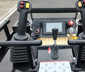 Hydraulic pilot-operatedloader and drive controlvalves offer precise andresponsive control of themachine.